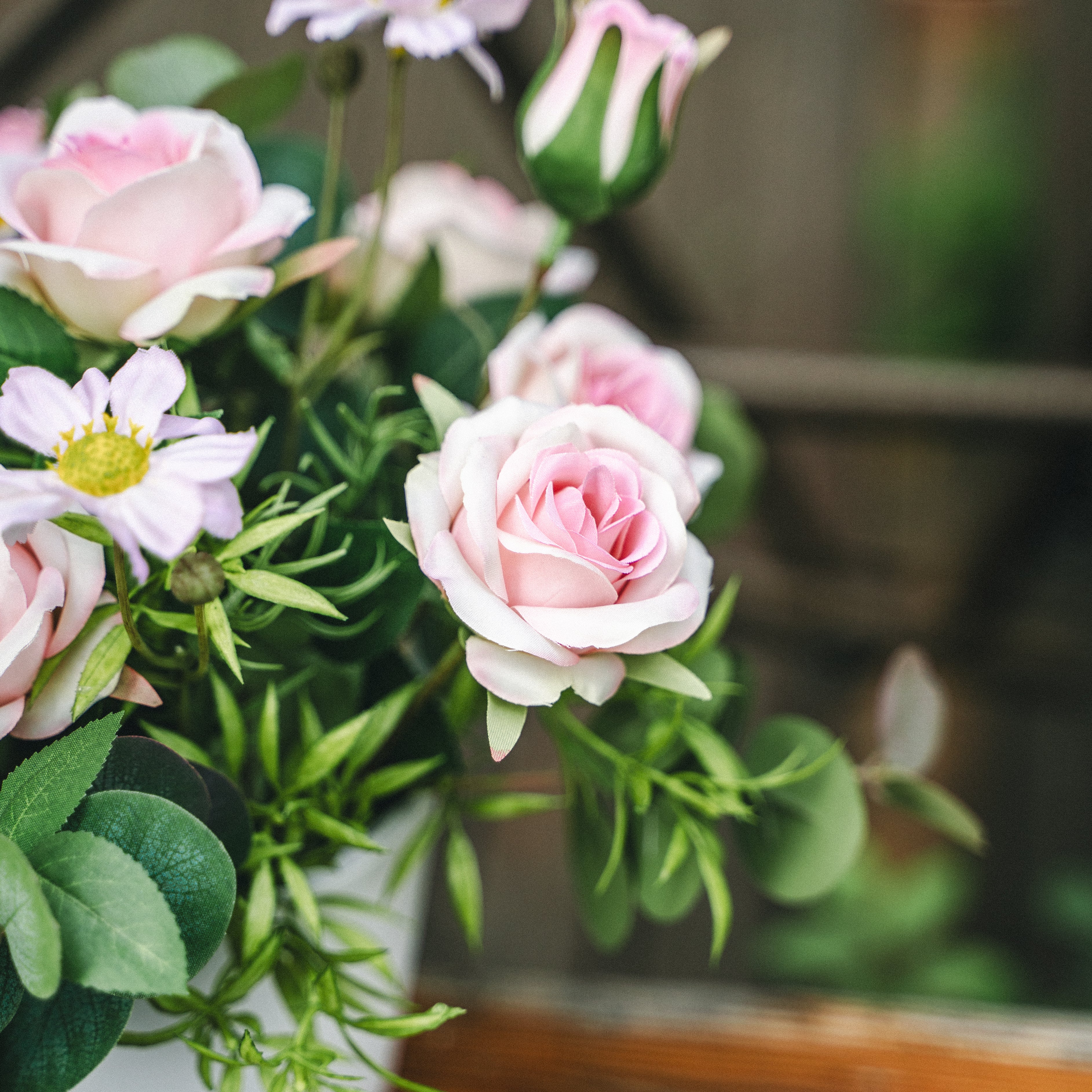Artificial Spray Rose and Daisy in Plastic Pot – Indoor Tabletop Display